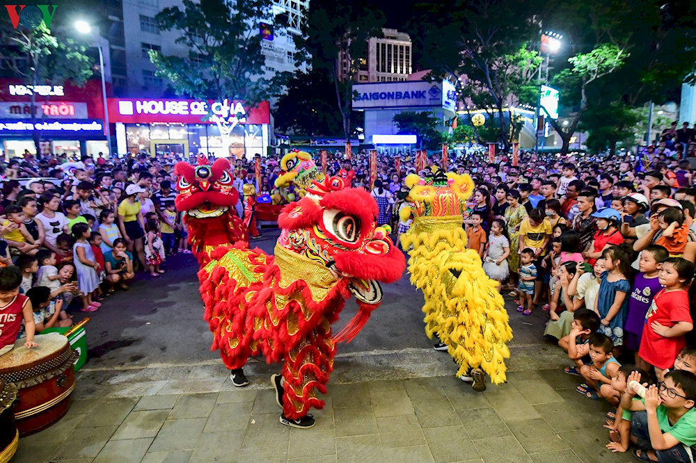 Everyone, especially kids, eagerly goes to the streets to watch the vibrant lion dances, a special performance seen only during this festival